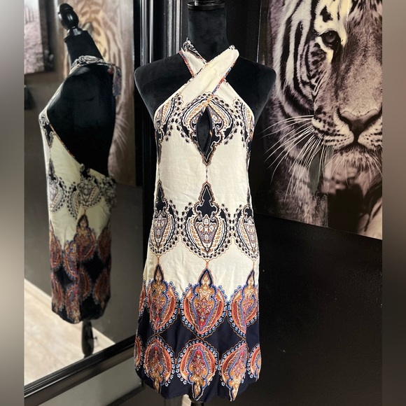 💕💕EUC- SUPER CUTE HALTER DRESS WITH OPEN BACK SZ 6💕 - Picture 3 of 8